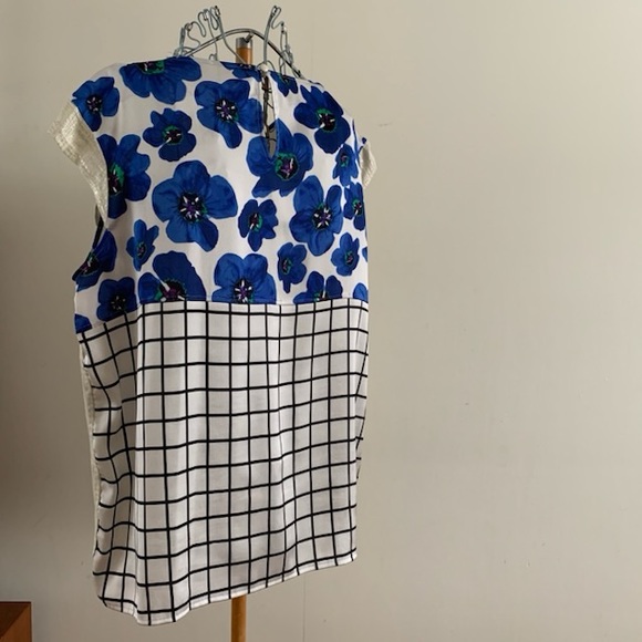 sleeveless blouse - Picture 2 of 5